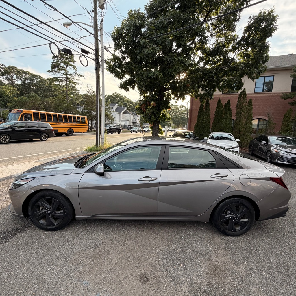 Photo 2 of this HYUNDAI ELANTRA