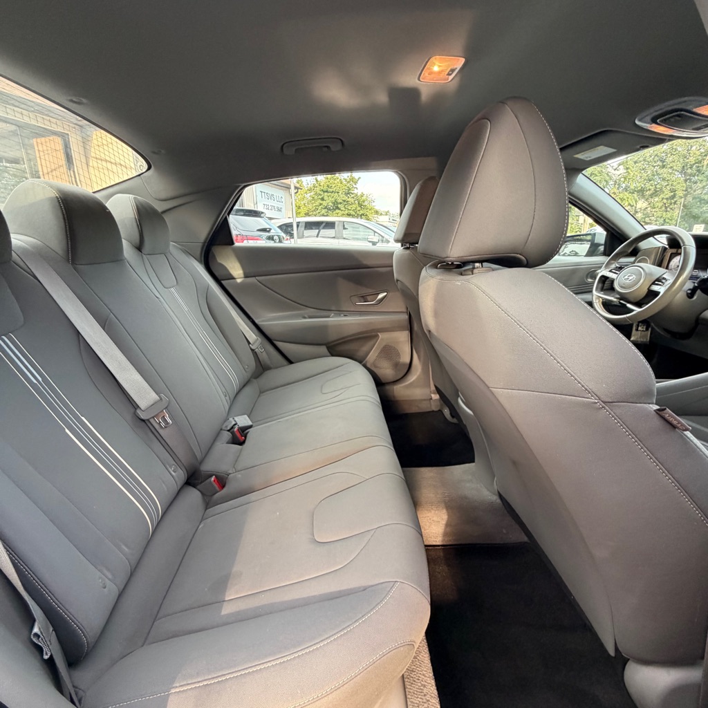 Photo 33 of this HYUNDAI ELANTRA