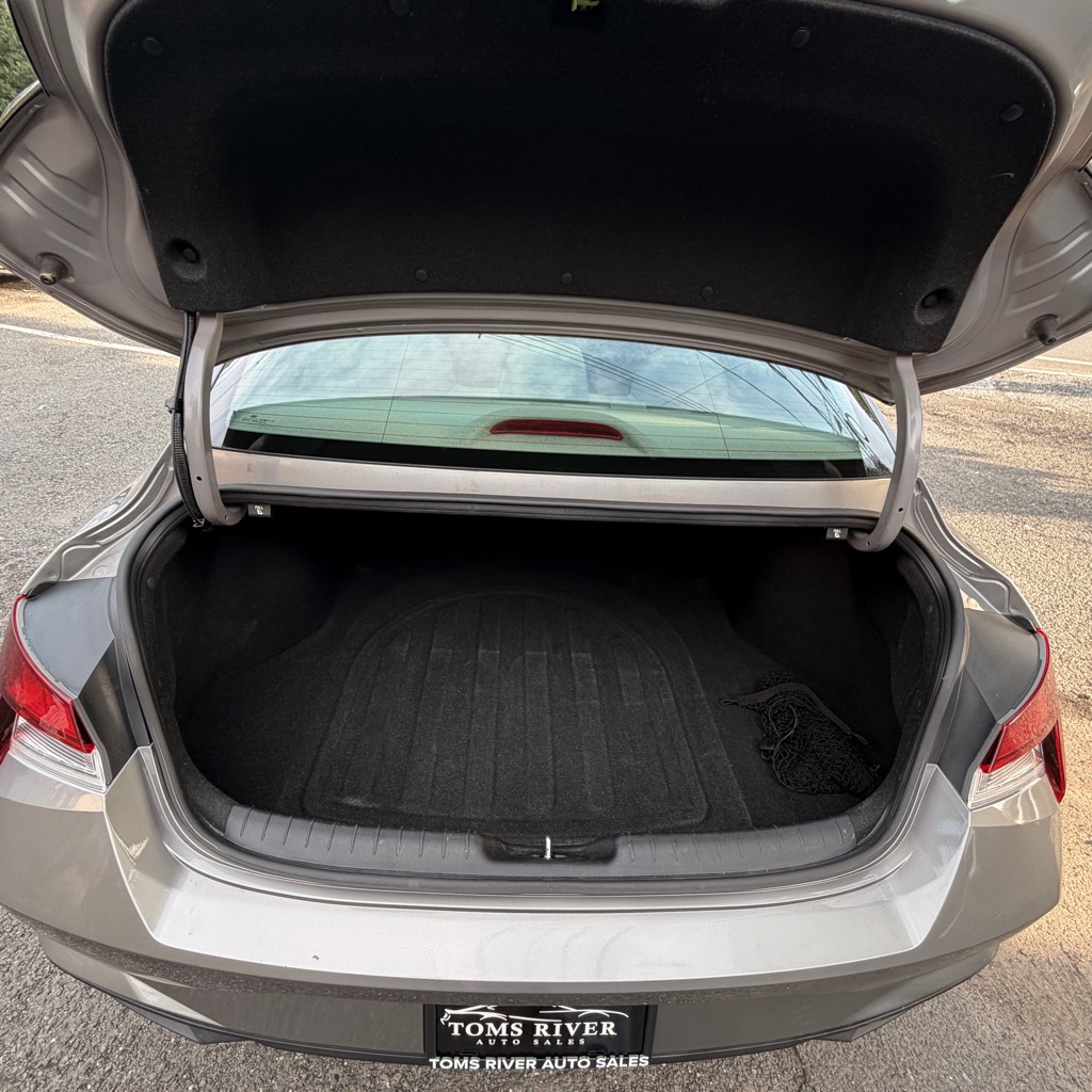 Photo 9 of this HYUNDAI ELANTRA