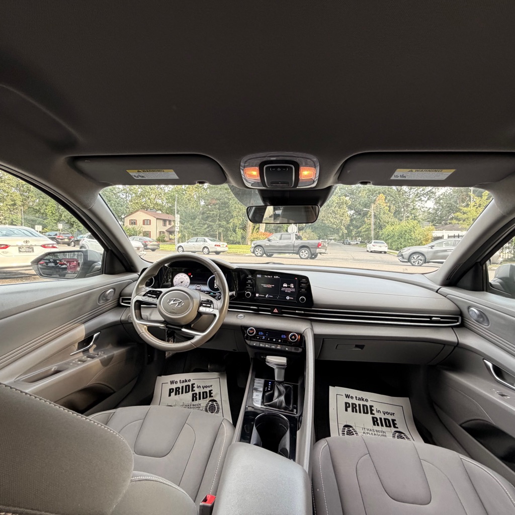 Photo 34 of this HYUNDAI ELANTRA