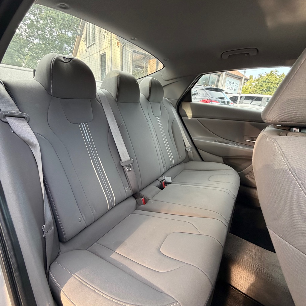 Photo 12 of this HYUNDAI ELANTRA