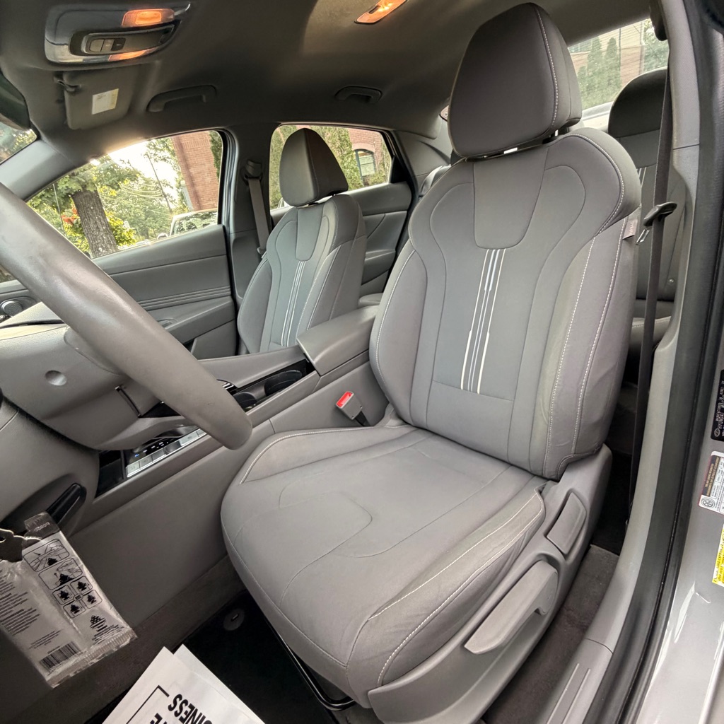 Photo 17 of this HYUNDAI ELANTRA