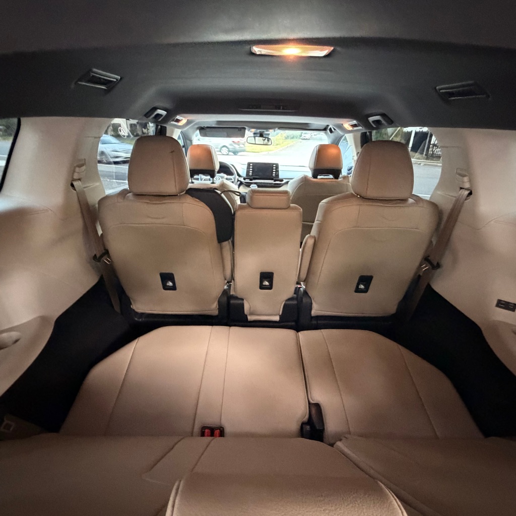 Photo 10 of this TOYOTA SIENNA