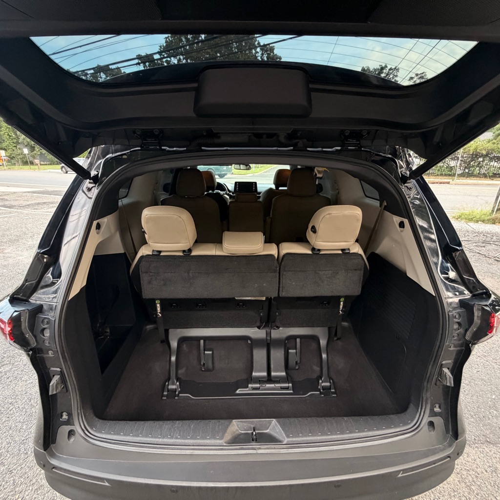 Photo 9 of this TOYOTA SIENNA