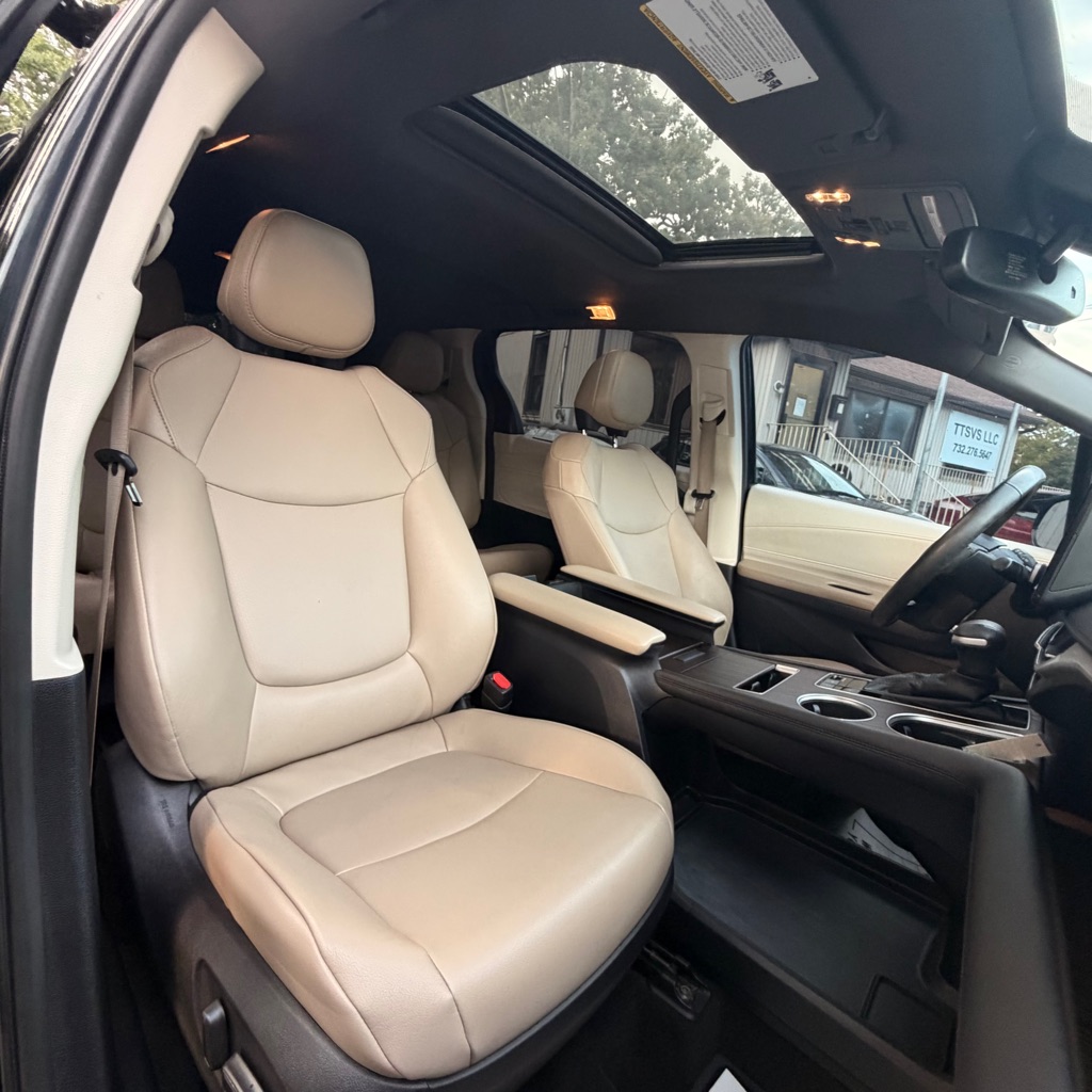 Photo 18 of this TOYOTA SIENNA