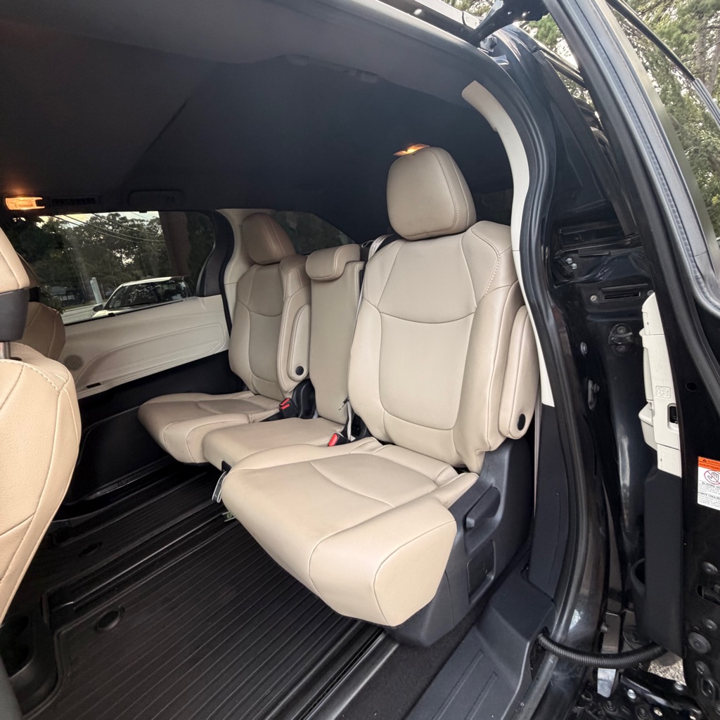 Photo 12 of this TOYOTA SIENNA