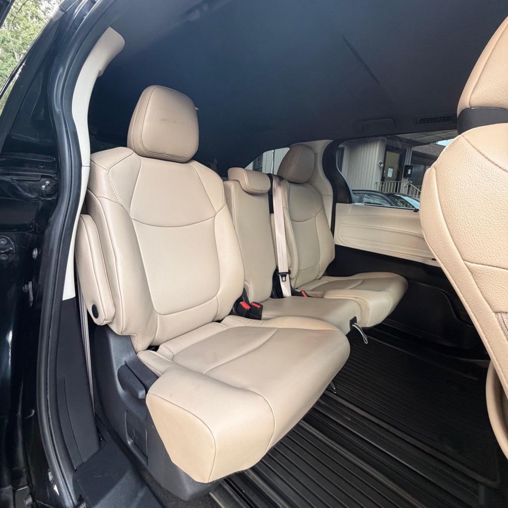 Photo 15 of this TOYOTA SIENNA
