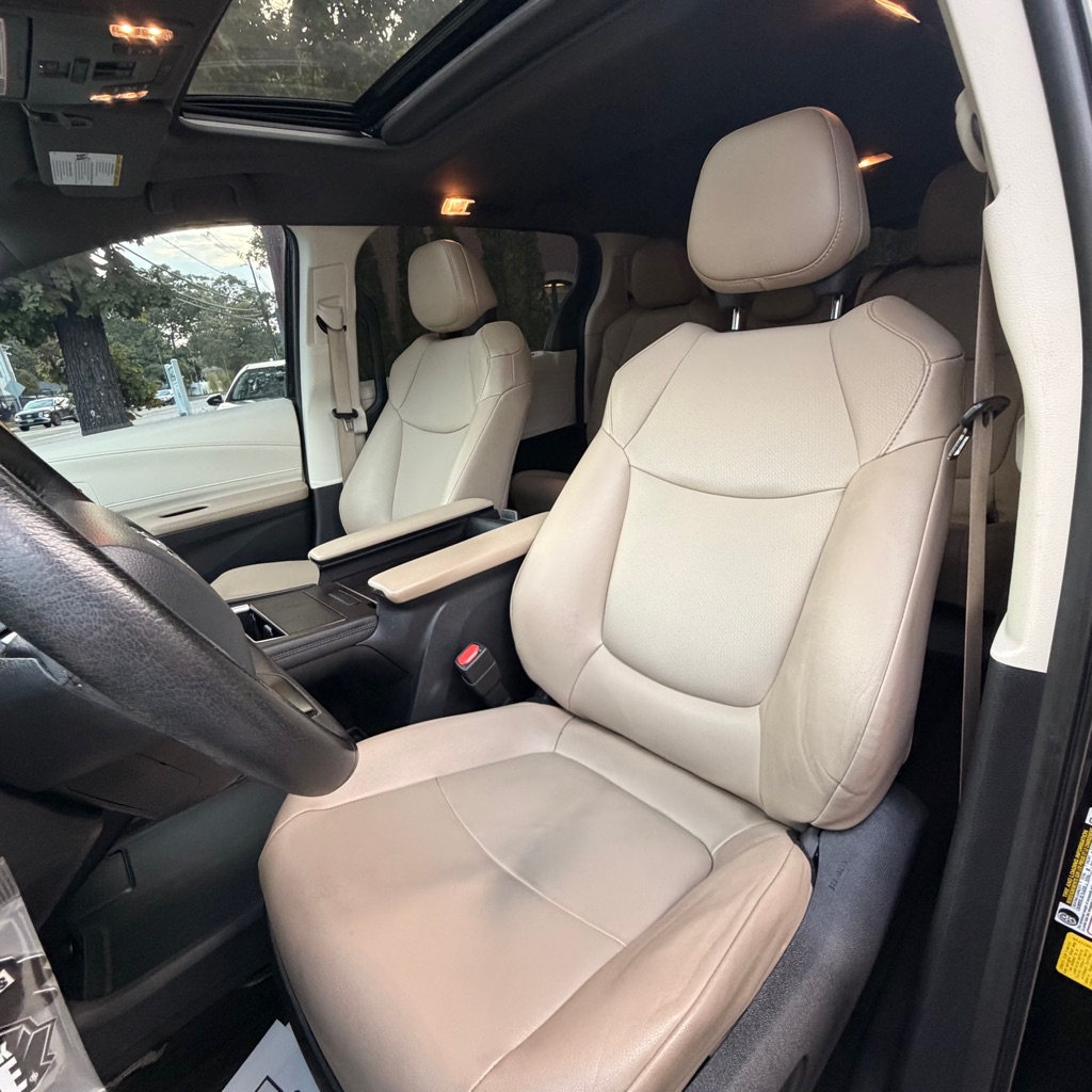 Photo 20 of this TOYOTA SIENNA