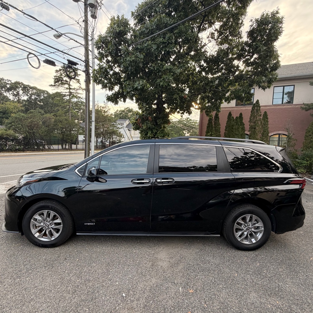Photo 2 of this TOYOTA SIENNA