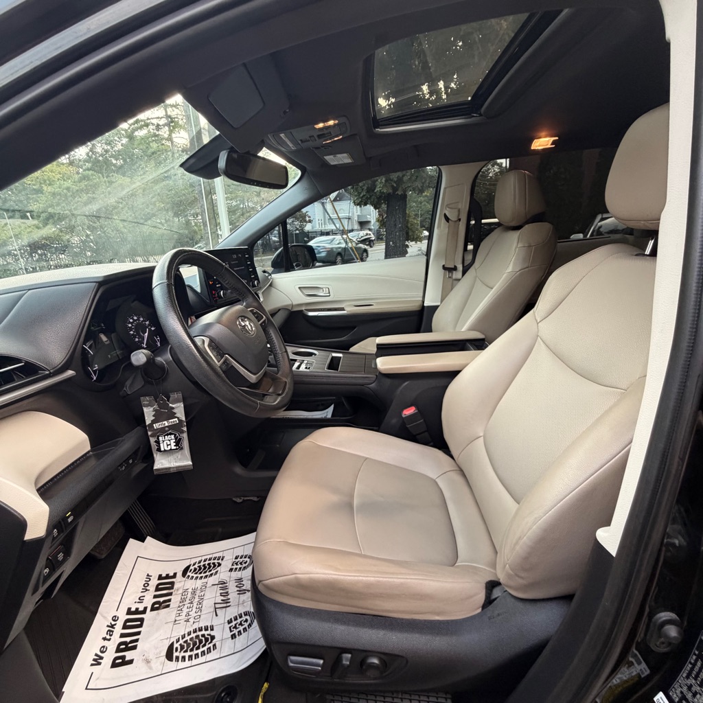 Photo 21 of this TOYOTA SIENNA