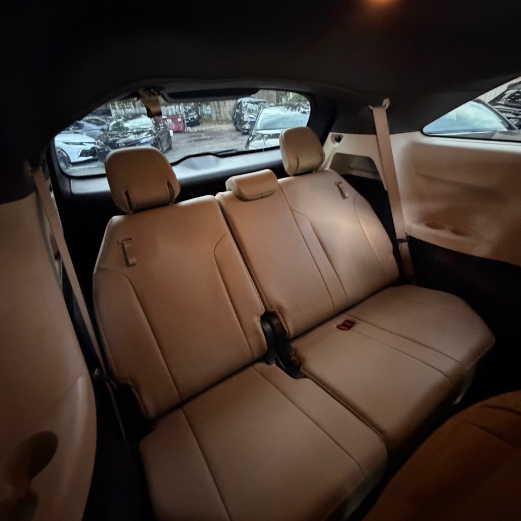 Photo 14 of this TOYOTA SIENNA