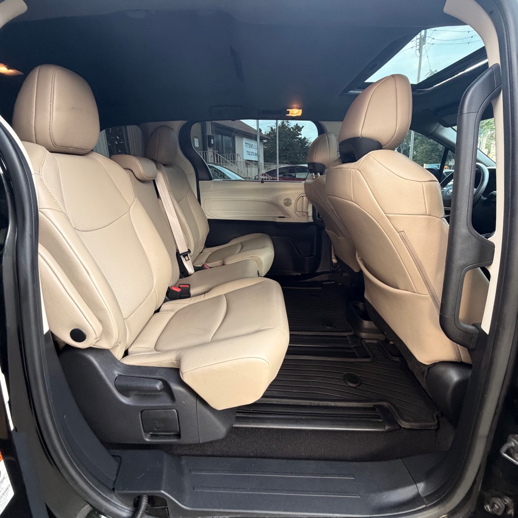 Photo 16 of this TOYOTA SIENNA