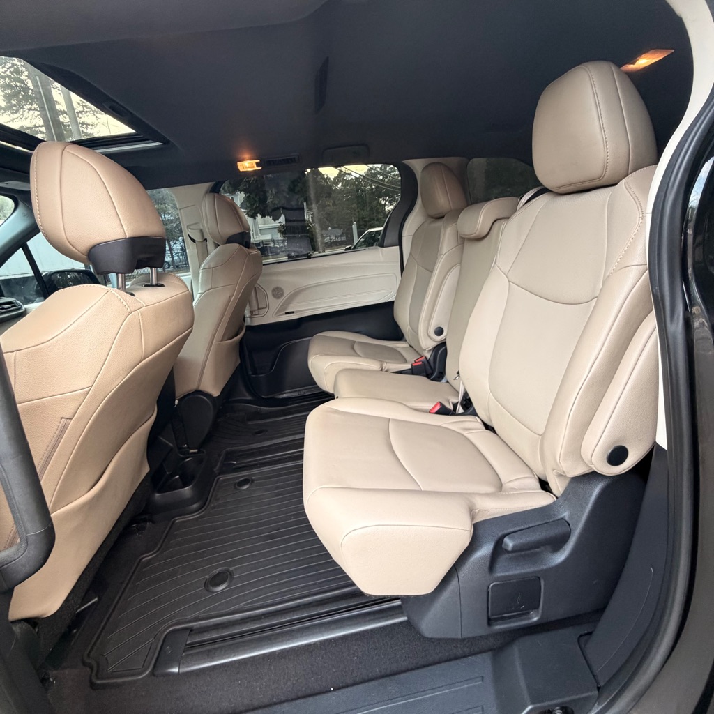 Photo 13 of this TOYOTA SIENNA