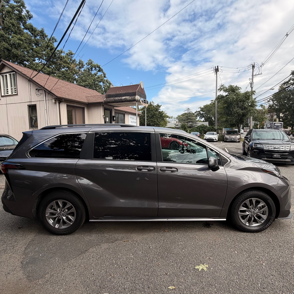 Photo 6 of this TOYOTA SIENNA