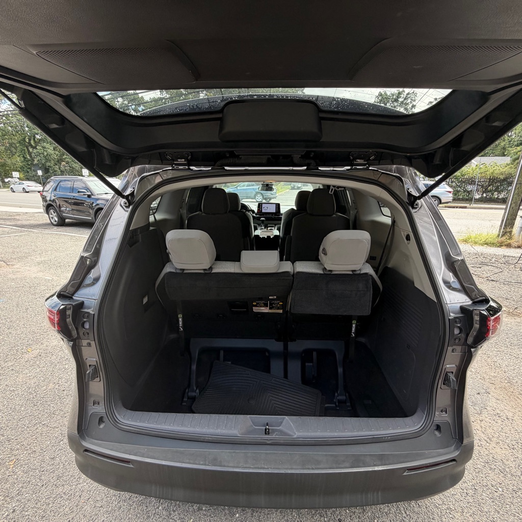 Photo 9 of this TOYOTA SIENNA