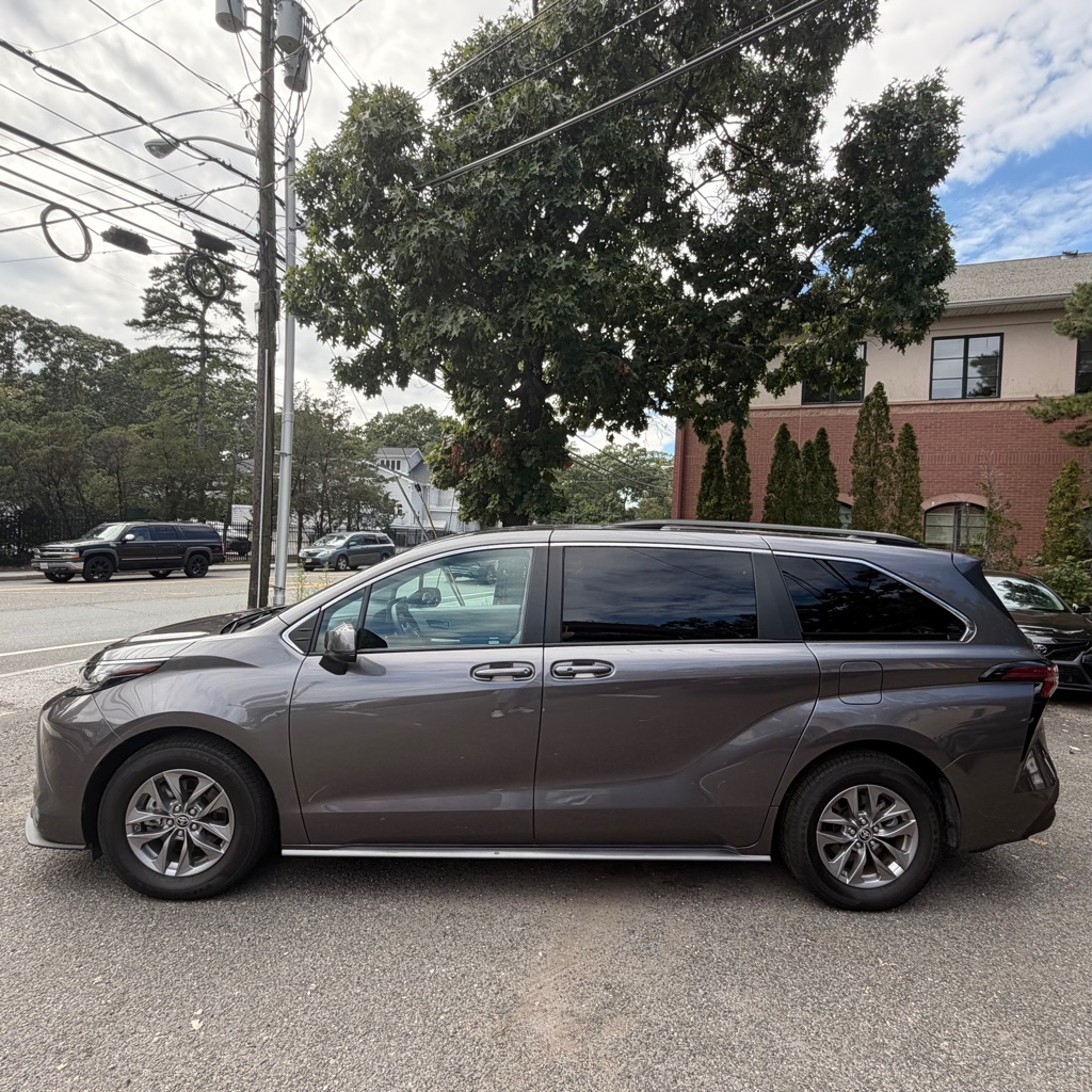 Photo 2 of this TOYOTA SIENNA