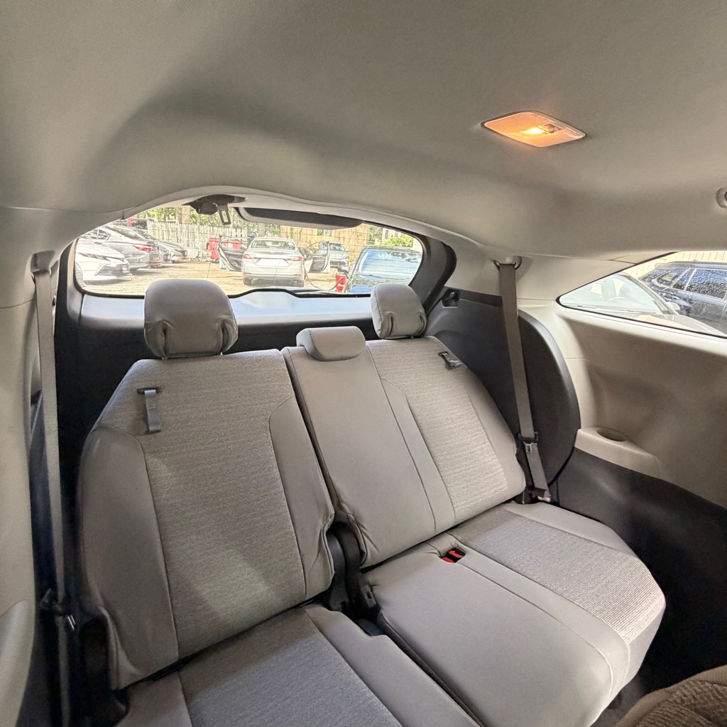 Photo 14 of this TOYOTA SIENNA