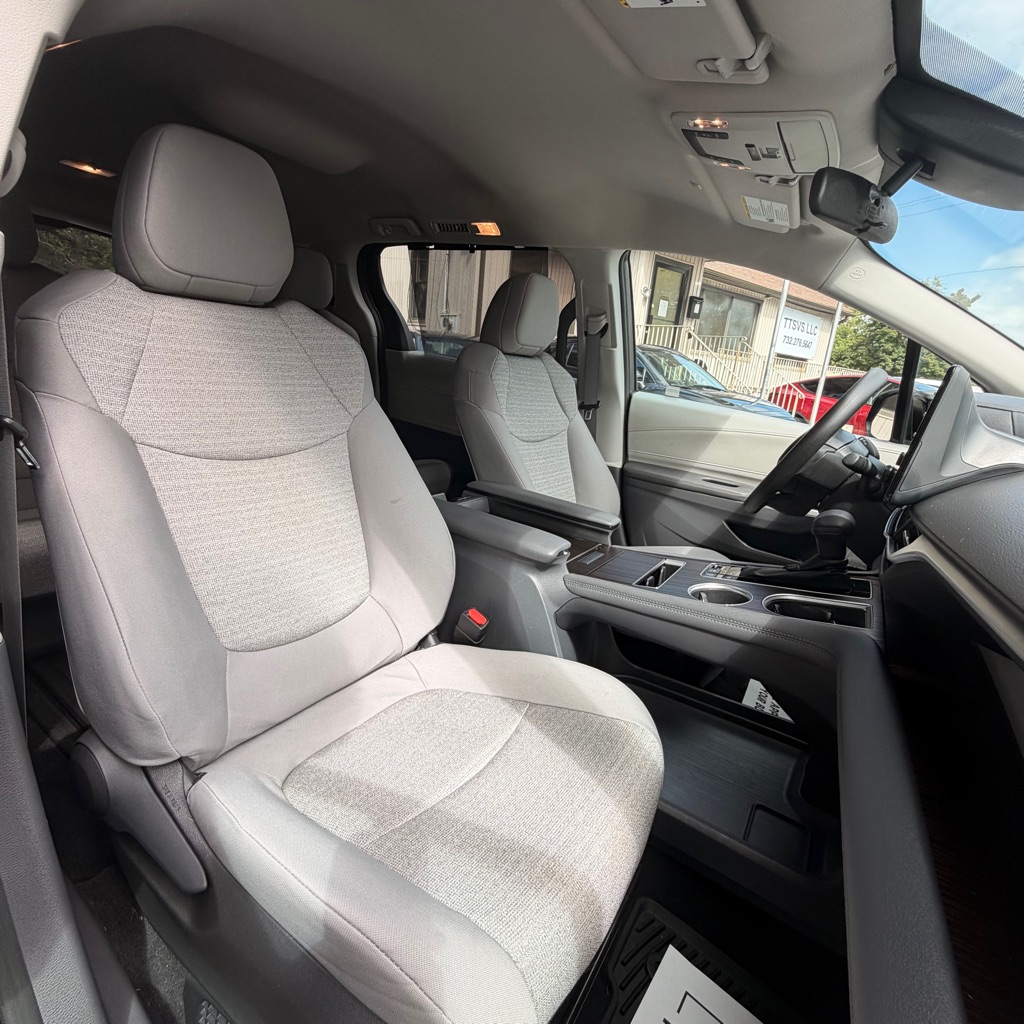 Photo 18 of this TOYOTA SIENNA
