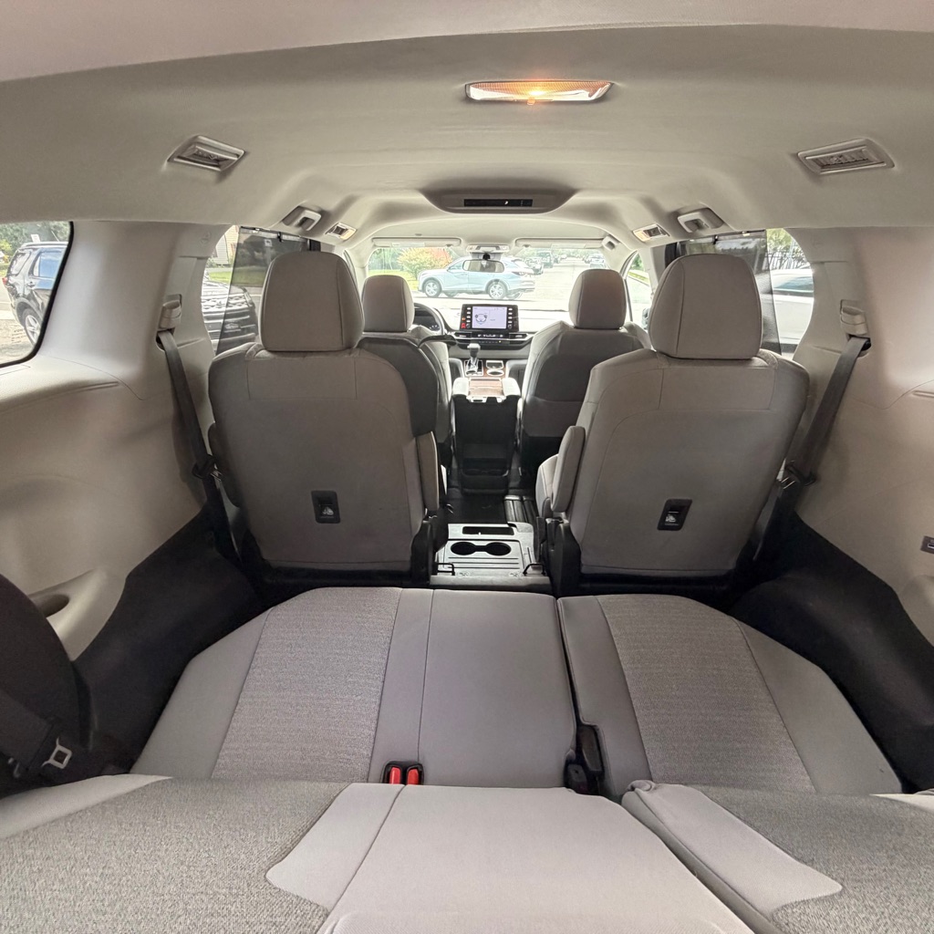 Photo 10 of this TOYOTA SIENNA