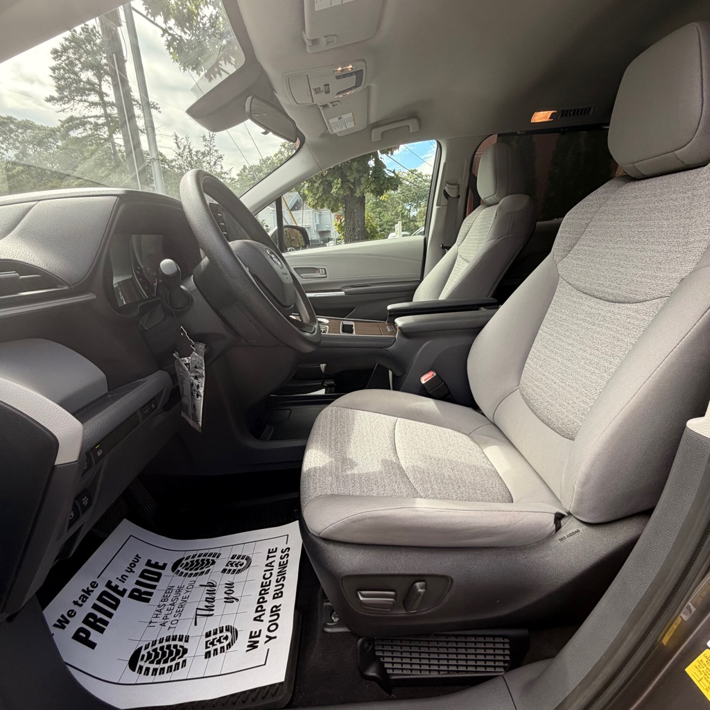 Photo 21 of this TOYOTA SIENNA