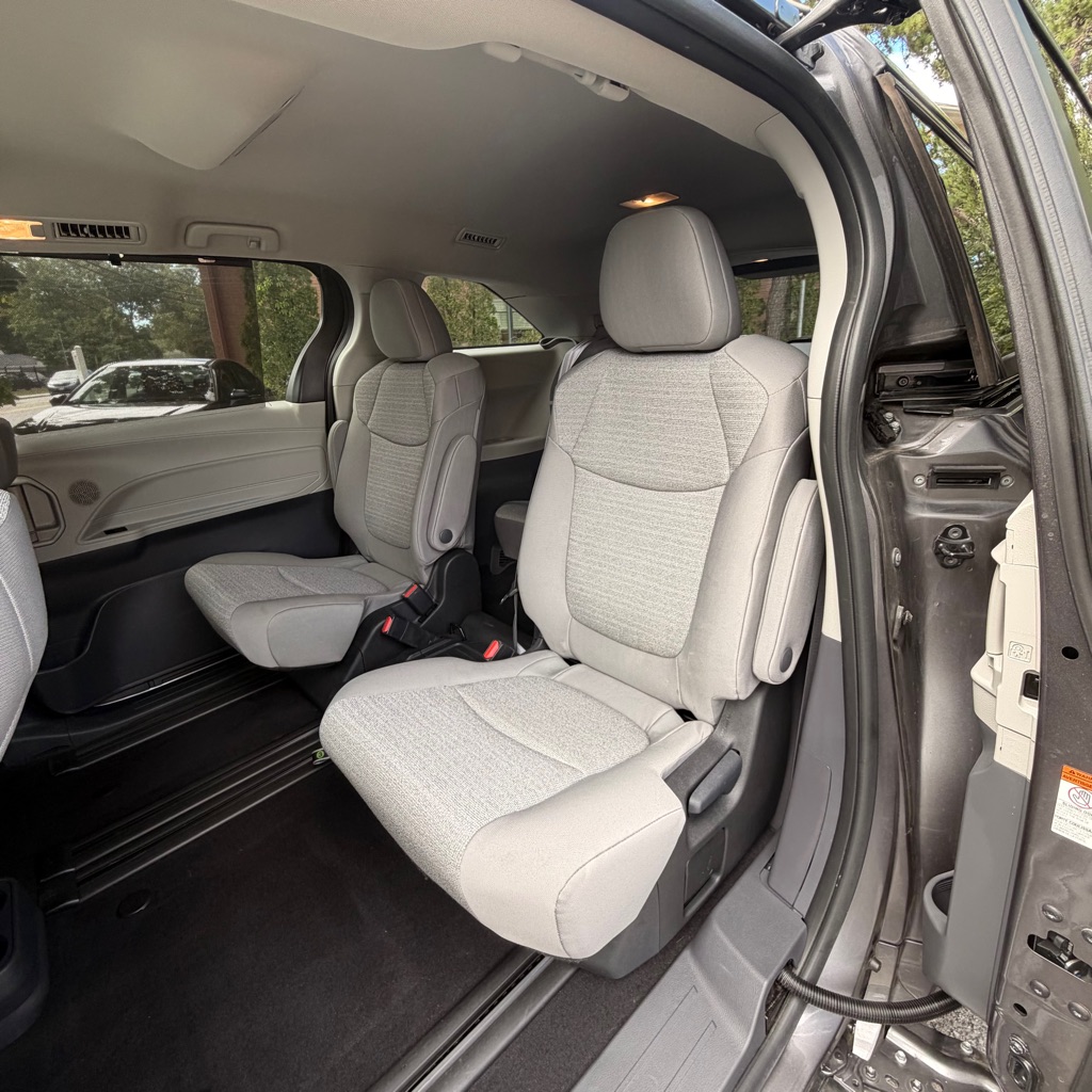 Photo 12 of this TOYOTA SIENNA