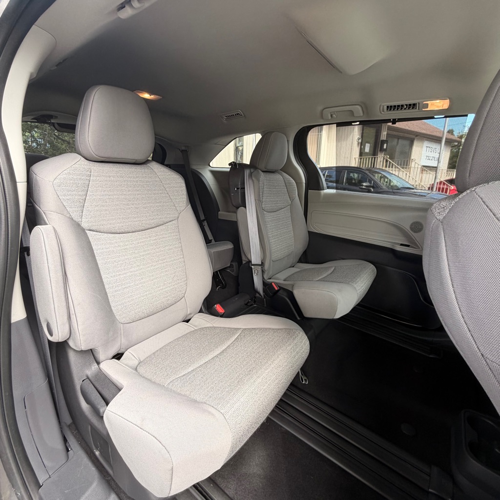 Photo 15 of this TOYOTA SIENNA