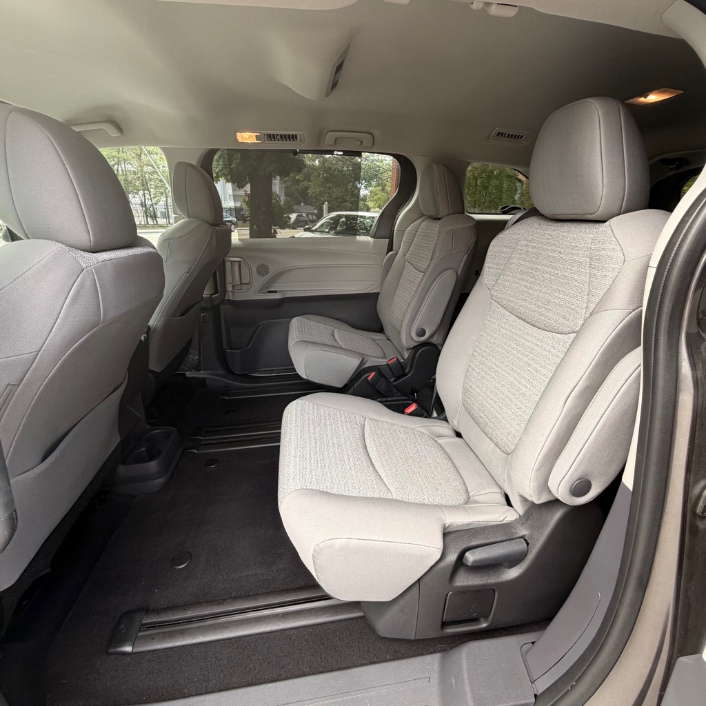 Photo 13 of this TOYOTA SIENNA
