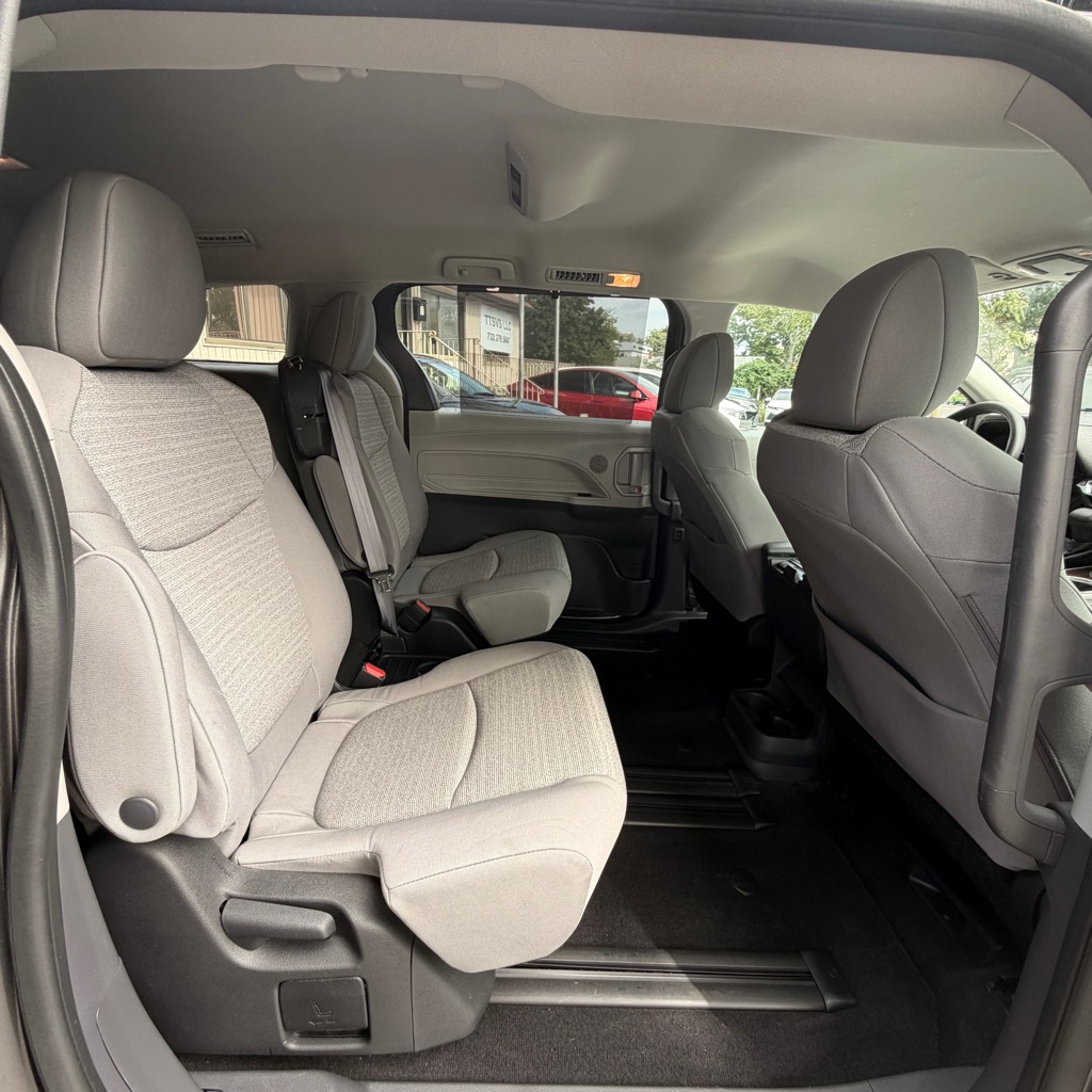 Photo 16 of this TOYOTA SIENNA