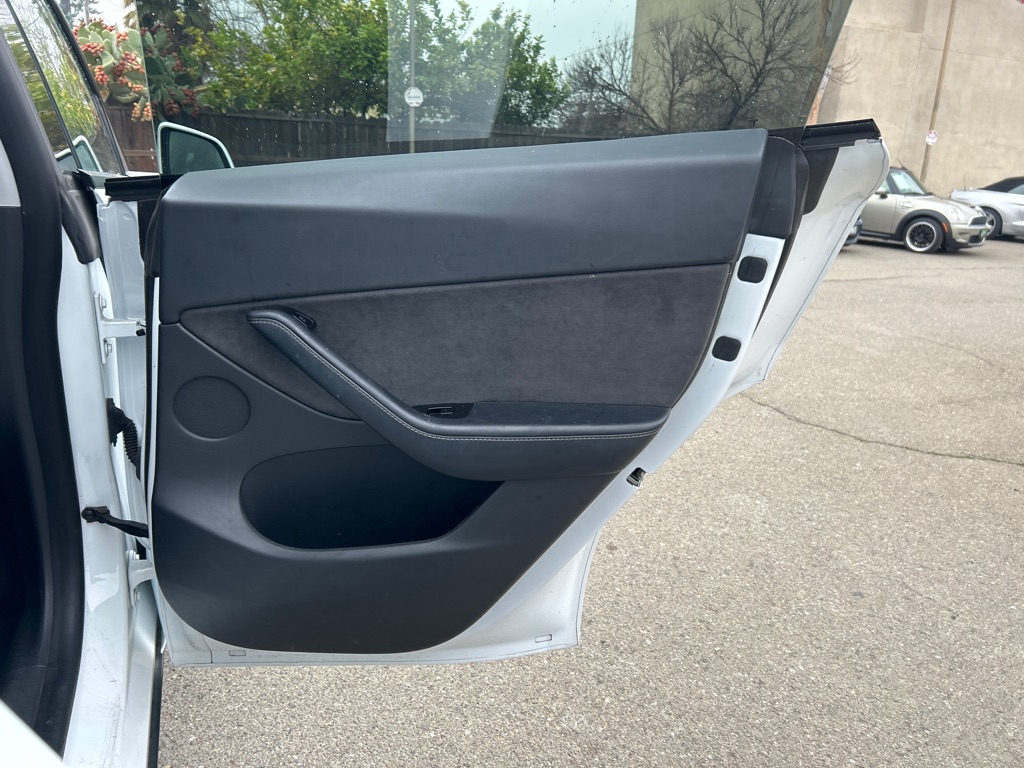 TESLA MODEL Y 2021 TESLA MODEL Y 5YJYGDEE8MF087437