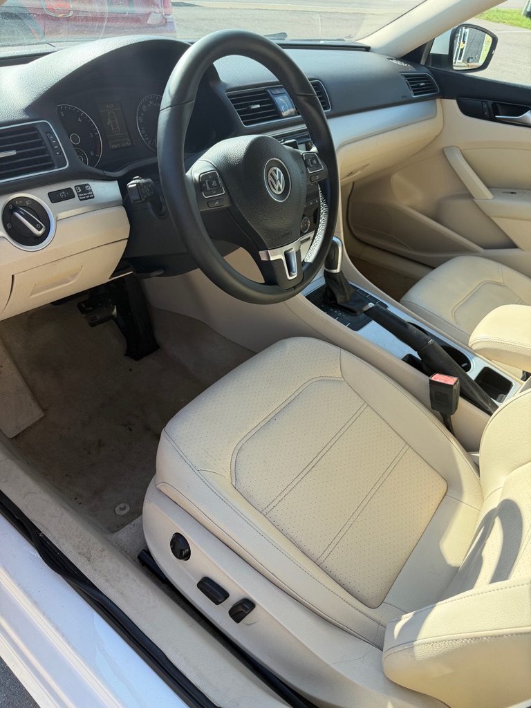 Photo 8 of this VOLKSWAGEN PASSAT