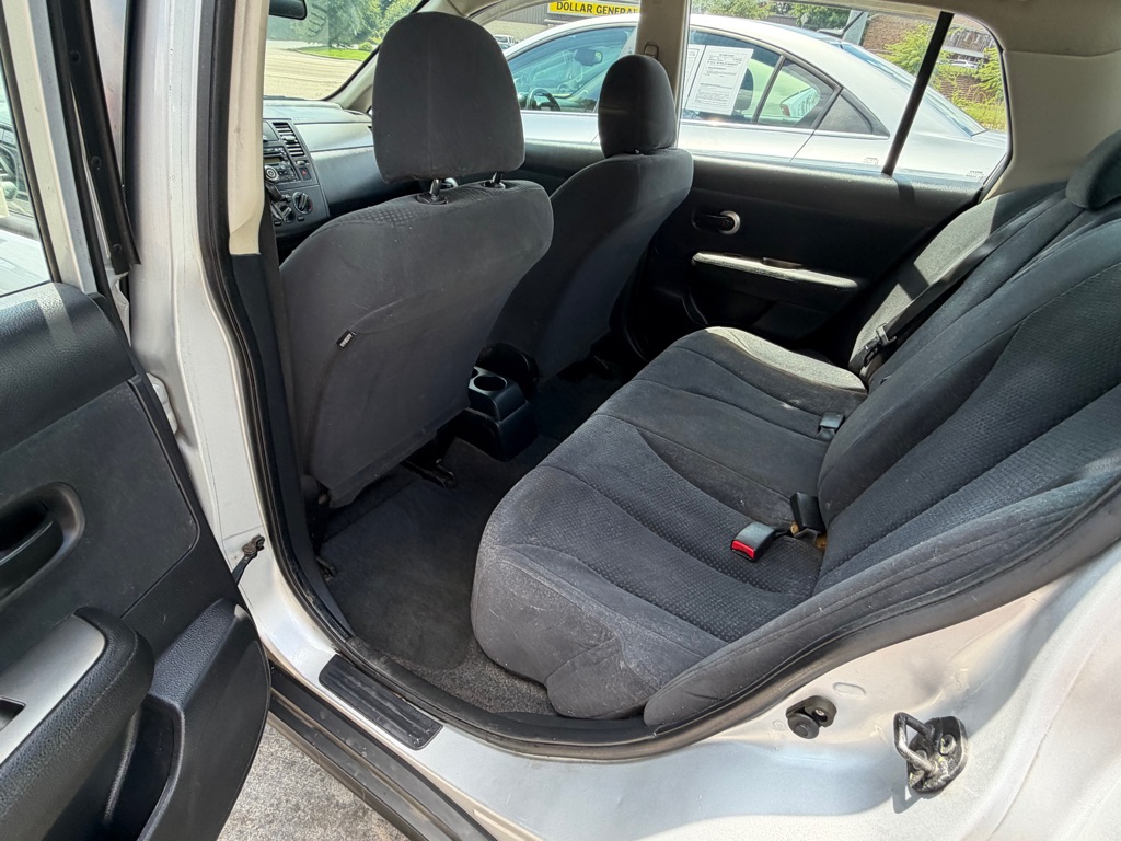 Photo 10 of this NISSAN VERSA