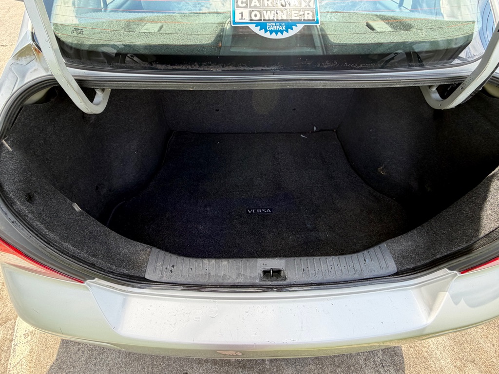 Photo 11 of this NISSAN VERSA