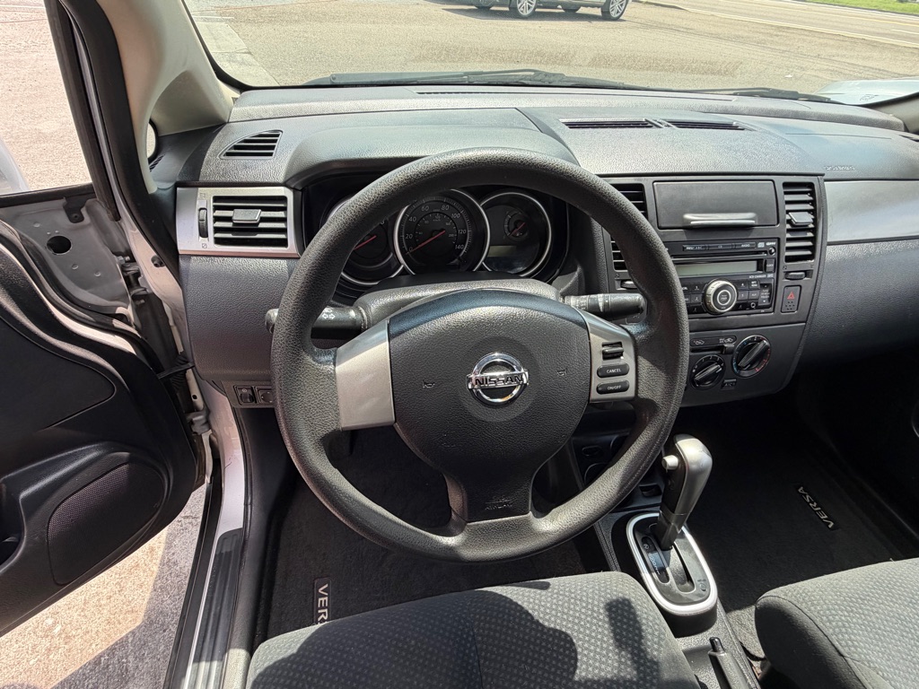 Photo 8 of this NISSAN VERSA