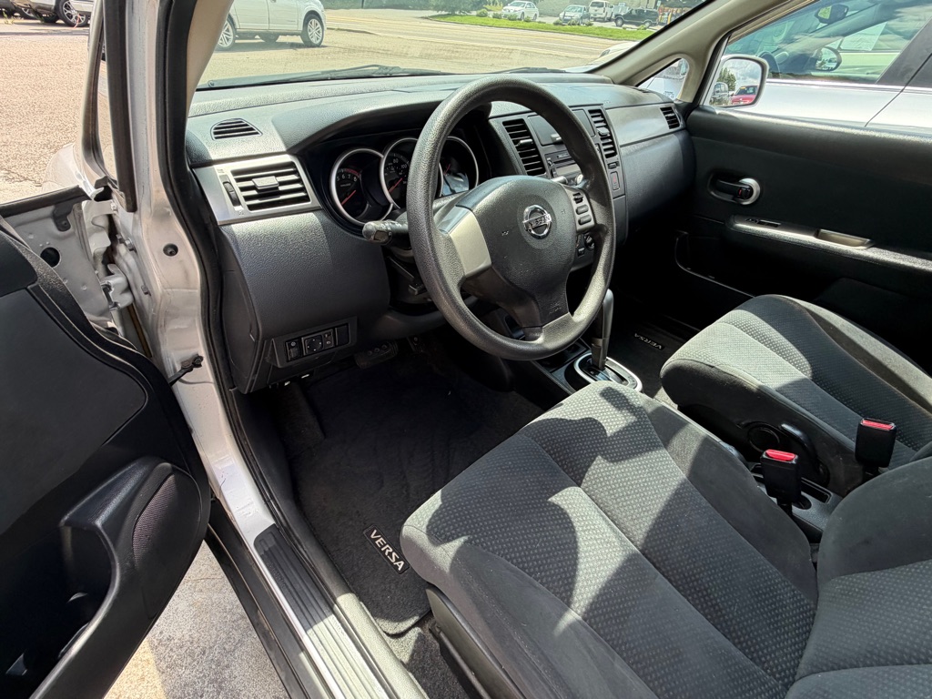 Photo 7 of this NISSAN VERSA