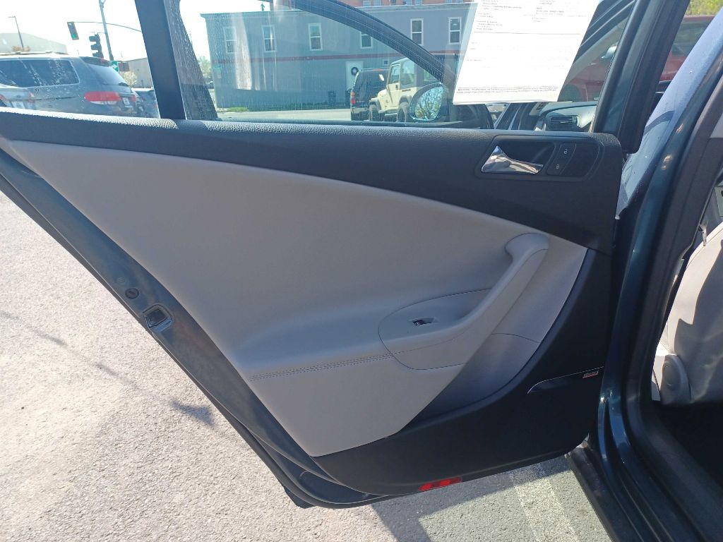 Photo 12 of this VOLKSWAGEN PASSAT