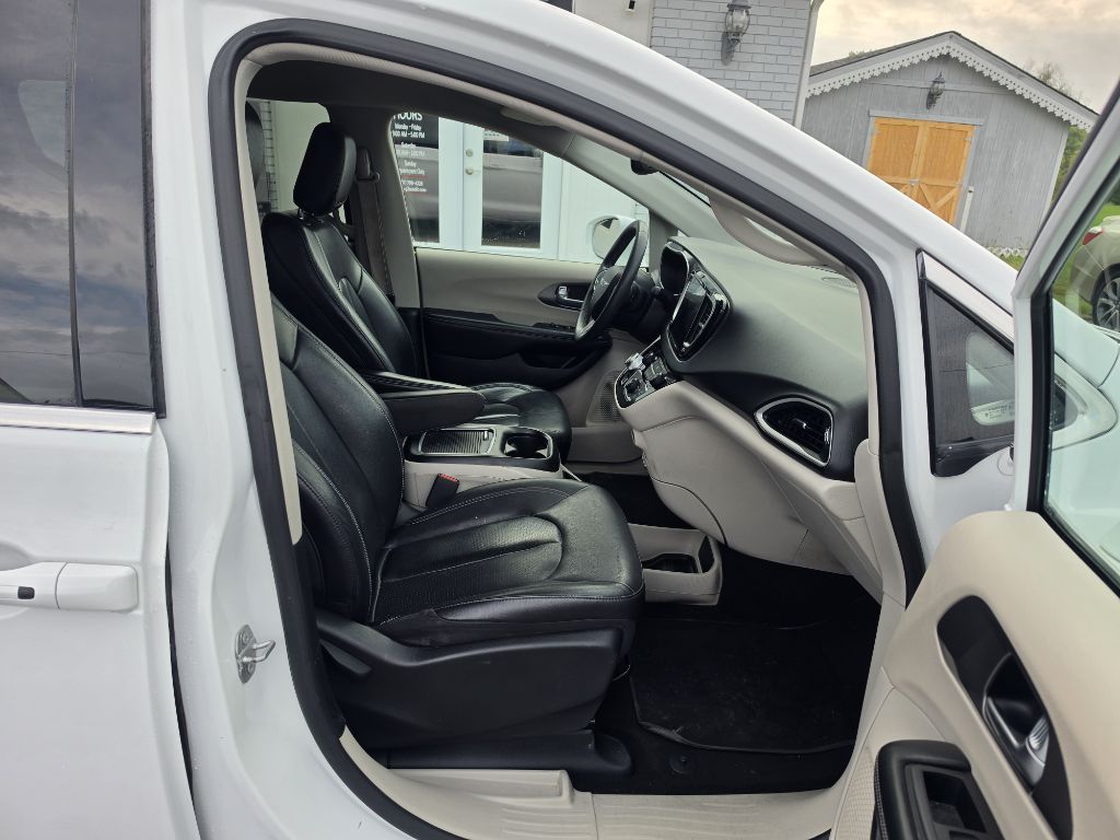 Photo 14 of this CHRYSLER PACIFICA