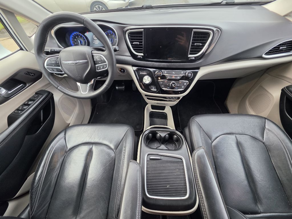 Photo 13 of this CHRYSLER PACIFICA