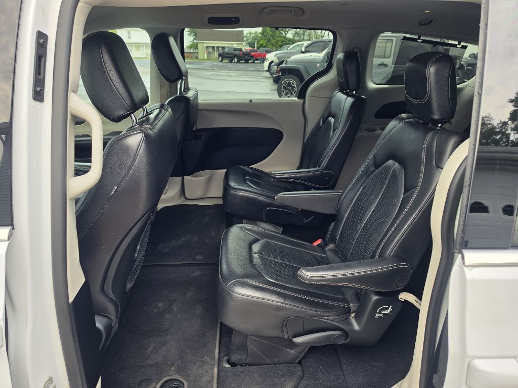 Photo 9 of this CHRYSLER PACIFICA