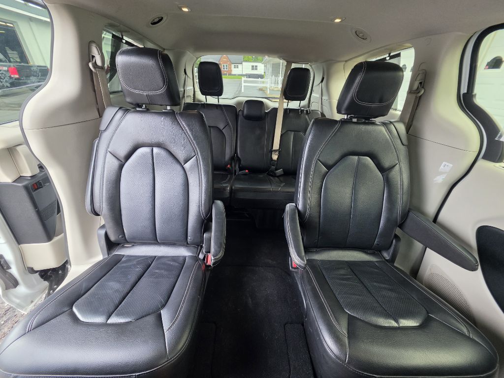 Photo 15 of this CHRYSLER PACIFICA