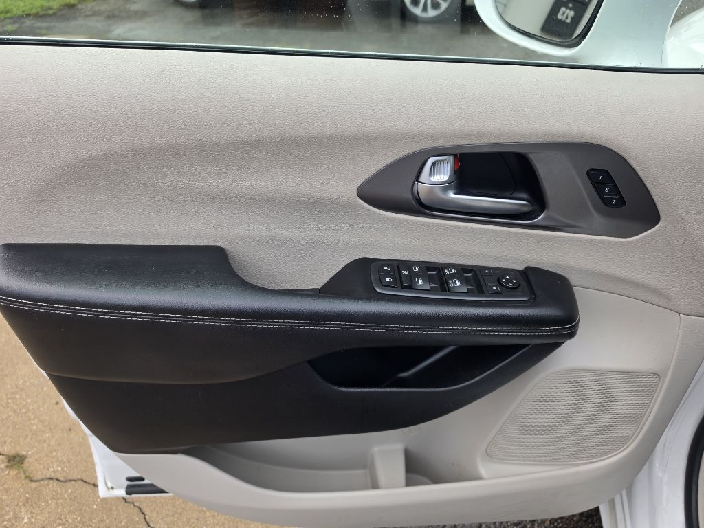 Photo 10 of this CHRYSLER PACIFICA