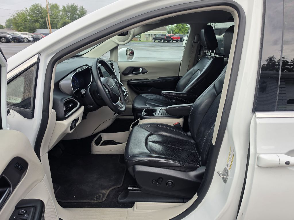 Photo 6 of this CHRYSLER PACIFICA