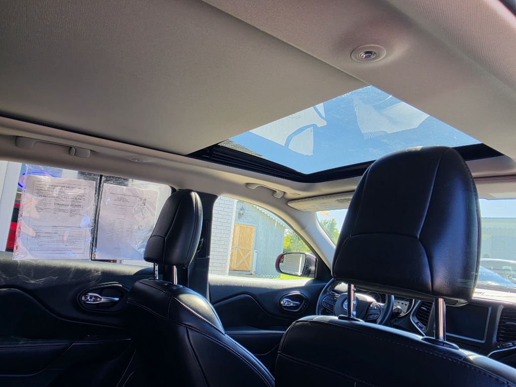 Photo 17 of this JEEP CHEROKEE