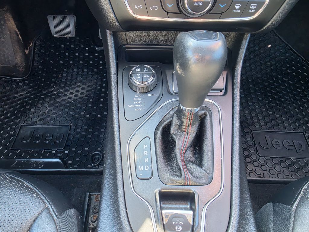 Photo 10 of this JEEP CHEROKEE