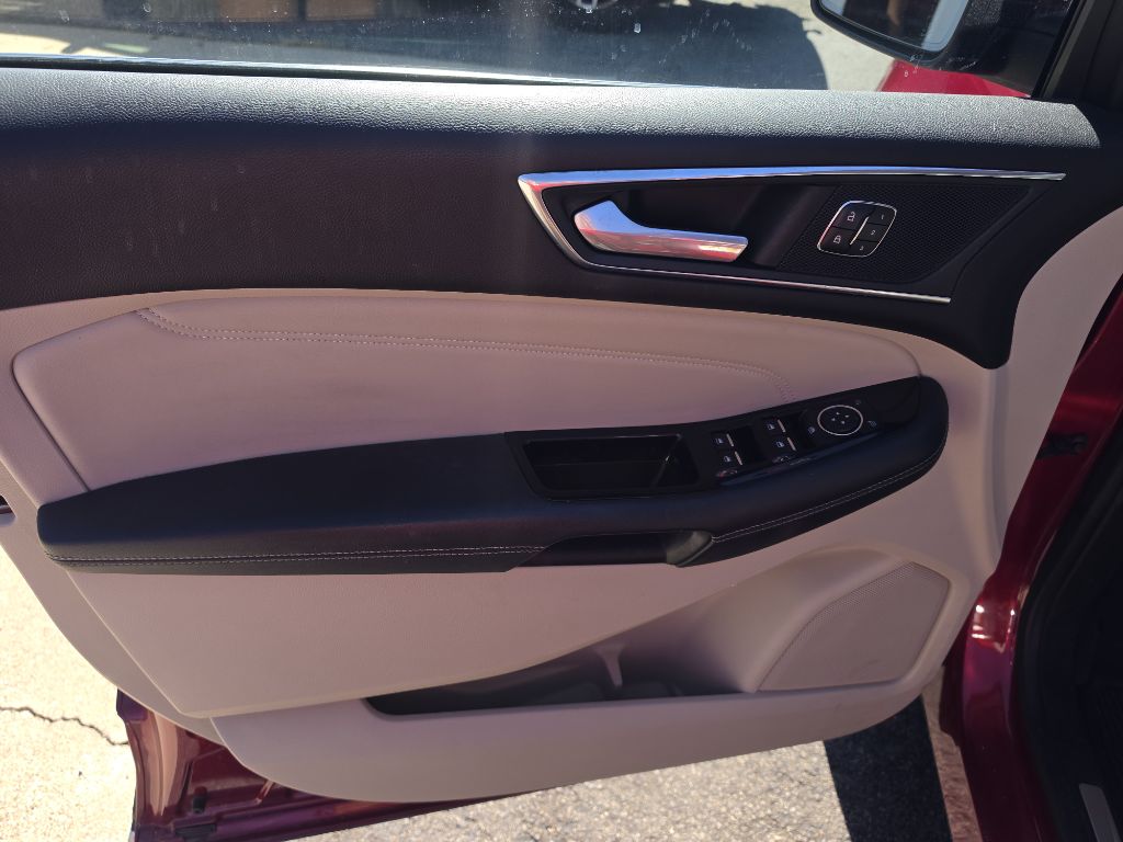 Photo 10 of this FORD EDGE