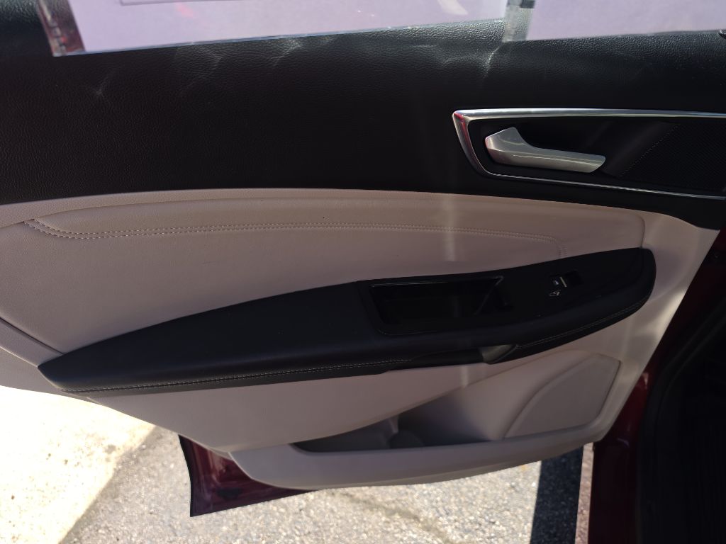 Photo 9 of this FORD EDGE