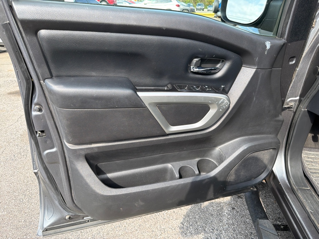 Photo 12 of this NISSAN TITAN