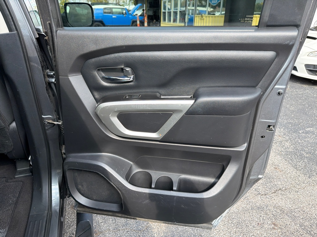 Photo 17 of this NISSAN TITAN