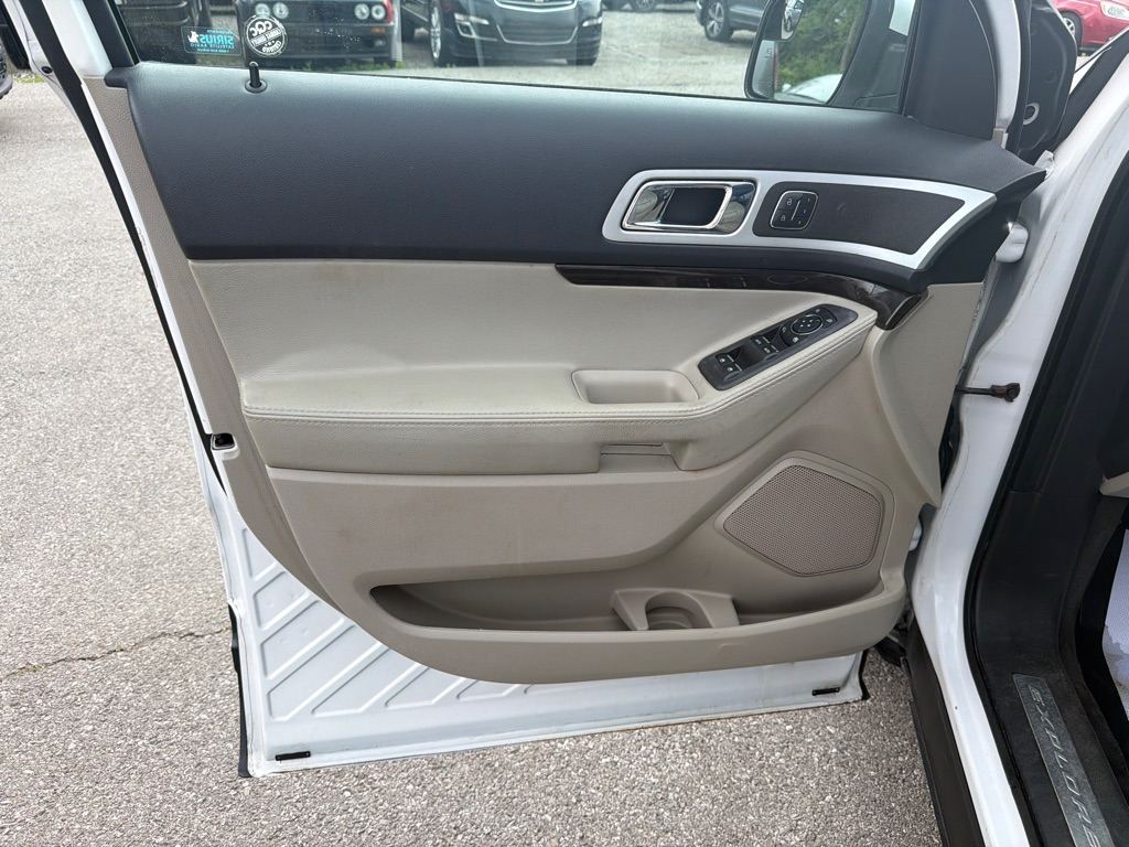 Photo 11 of this FORD EXPLORER