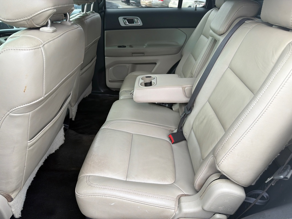 Photo 15 of this FORD EXPLORER