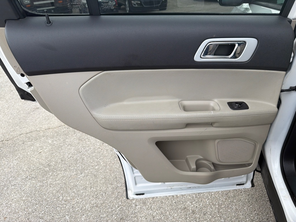 Photo 14 of this FORD EXPLORER